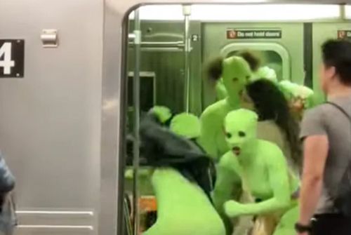 Хулиганки в неоново-зелёных трико избили двух юных пассажирок метро