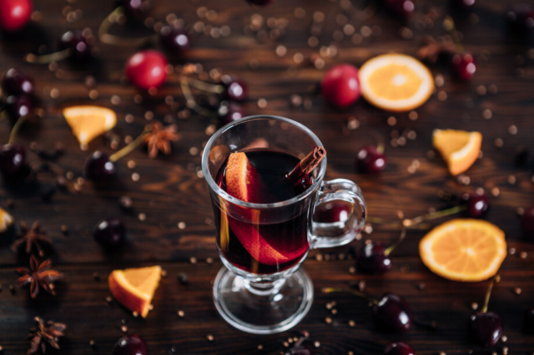 Апельсиновый пунш, мятный сбитень и вишневый глинтвейн: безалкогольные согревающие напитки на основе сока. РЕЦЕПТЫ