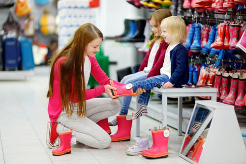 Чтобы купить детям новую обувь, маме не нужно брать их с собой в магазин