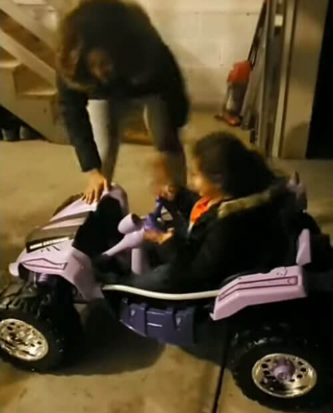 Юная водительница убедилась, что управлять игрушечной машиной не так-то просто