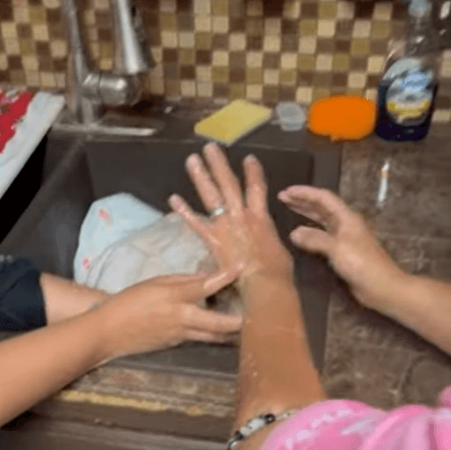 Рука женщины застряла внутри тушки индейки