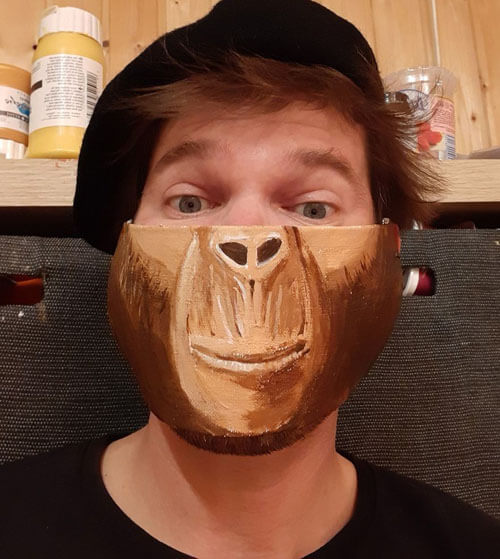 Защитные маски, созданные весёлым художником, решится надеть не каждый
