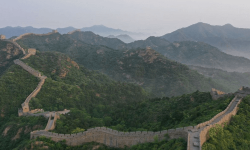 Чтобы сократить путь, мужчина и женщина проломили Великую Китайскую стену