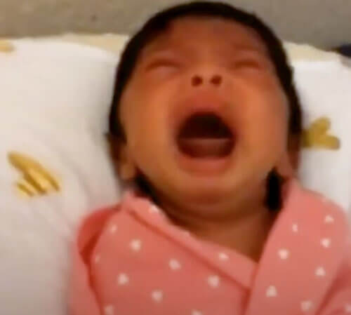 Малышку ошеломила истерика, которую закатила её сестра