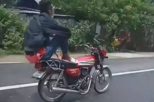 Безрассудный мотоциклист показал, как он умеет кататься без рук