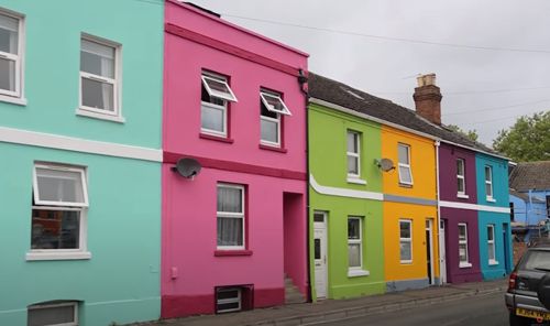 Художница раскрашивает дома в разные цвета, преображая унылую недвижимость