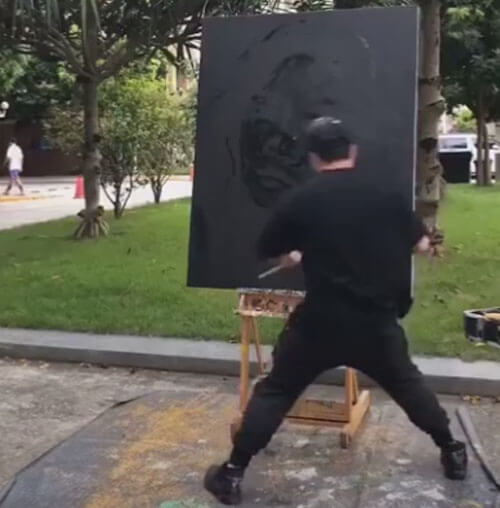 Уличный художник показал зрителям свою оригинальную технику