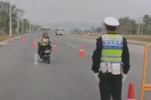 Пассажирка мотоцикла неправильно поняла полицейского