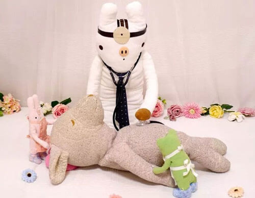 Плюшевый госпиталь оказывает медицинскую помощь игрушечным пациентам