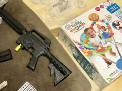 В детском подарке обнаружилась заряженная винтовка
