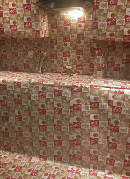 Родители-шутники упаковали всю кухню в праздничную бумагу