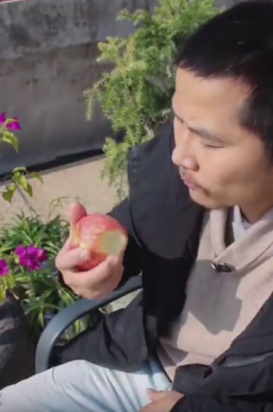 Художник не просто съел яблоко, а сделал из него скульптуру