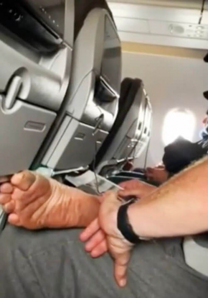 Люди уверены, что авиапассажир с грязными ногами достоин тюремного заключения