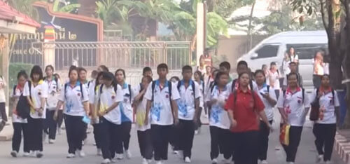 Школьники, недостаточно громко поющие гимн, подвергались наказанию