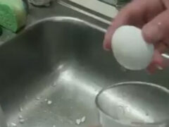Узнав, как очистить яйцо от скорлупы, люди пришли в восторг