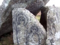 На древнем камне появились инопланетяне, изображённые вандалами
