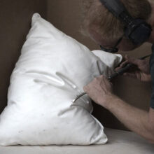 Скульптор создаёт самые неудобные в мире подушки