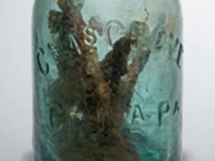 Найденная старая бутылка с гвоздями служила для защиты от злых чар