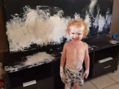 Оставшись без присмотра, маленький художник украсил телевизор детским кремом