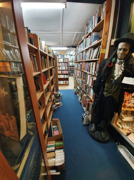 Грустный пост в социальной сети сделал книжному магазину большие продажи