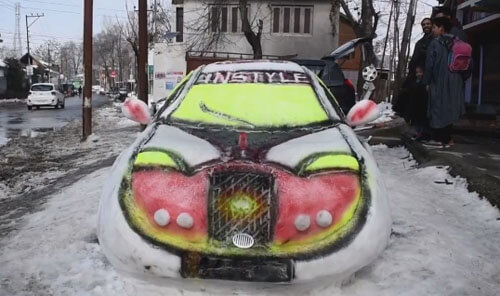 Умелец стал обладателем спортивного автомобиля, вылепленного из снега
