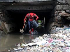 Активист собирает мусор в костюме Человека-Паука