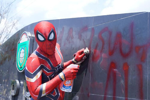 Активист собирает мусор в костюме Человека-Паука