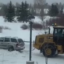 Попытка вытащить внедорожник из снега закончилась большим провалом