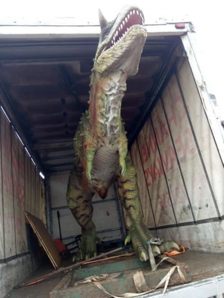 Отец по ошибке купил сыну в подарок слишком большого динозавра