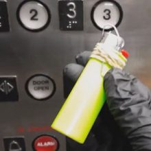 Изобретательный незнакомец научился бесконтактно нажимать кнопки лифта