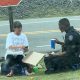 Бездомная женщина получила пиццу от неравнодушного полицейского