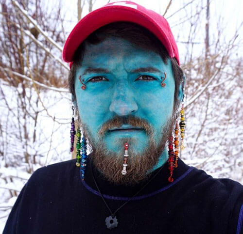 Чтобы стать уверенным в себе, мужчина с помощью татуировки выкрасил кожу в синий цвет