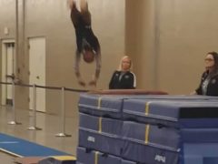 Тренер спас юную гимнастку от травмы
