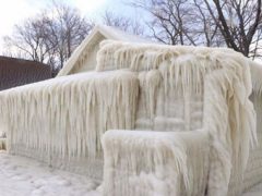 Из-за капризов погоды дома превратились в ледяные иглу