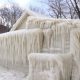 Из-за капризов погоды дома превратились в ледяные иглу