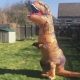 Чудачка использует полученный в подарок костюм динозавра, чтобы подбодрить соседей