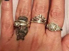 Показав людям обручальное кольцо, невеста заодно напугала всех «ведьминскими» ногтями