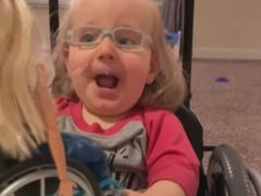 Девочку в инвалидной коляске восхитила кукла, похожая на неё