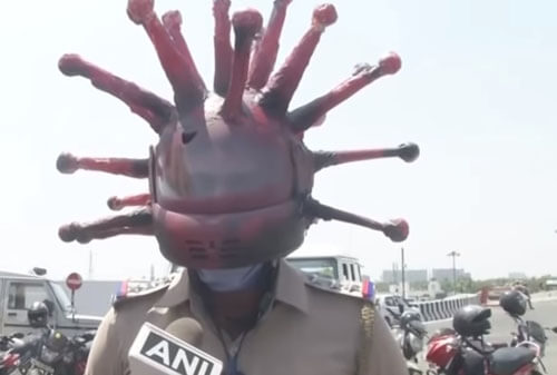 Чтобы повысить осведомлённость людей о коронавирусе, полицейский надел необычный шлем