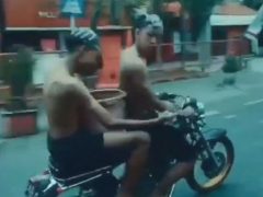 Чтобы никуда не опоздать, мотоциклист и его пассажир помылись по дороге