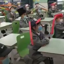 Школьники получили шляпы, позволяющие им соблюдать социальную дистанцию