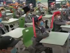 Школьники получили шляпы, позволяющие им соблюдать социальную дистанцию