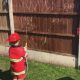 Чтобы развлечь сына, мама с папой предложили ему сыграть в пожарного