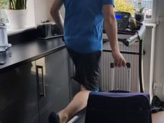 Оптимист надеется на отпуск и тренируется бегать с чемоданом