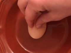 Слишком мягкое куриное яйцо оказалось ещё и с сюрпризом