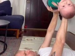 Несмотря на юный возраст, малыш помогает папе тренироваться