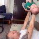 Несмотря на юный возраст, малыш помогает папе тренироваться