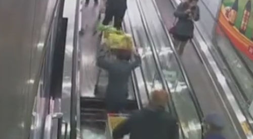 Эскалатор в супермаркете чуть не «проглотил» покупателя