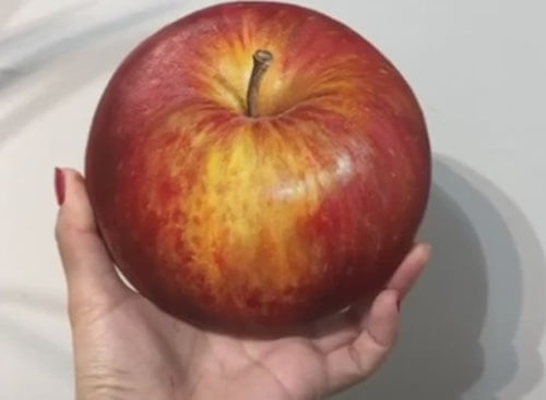 Художница показала людям яблоко, которое никак не получится съесть