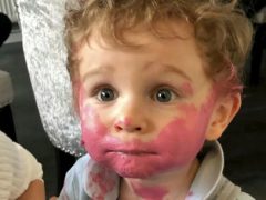 Малыш, добравшийся до маминой помады, сделал себе комичный макияж